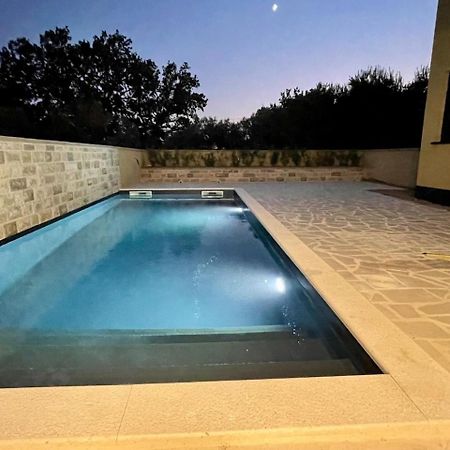 Ferienwohnung Mit Beheiztem Pool, 60 M Vom Strand Maslenica Exteriör bild